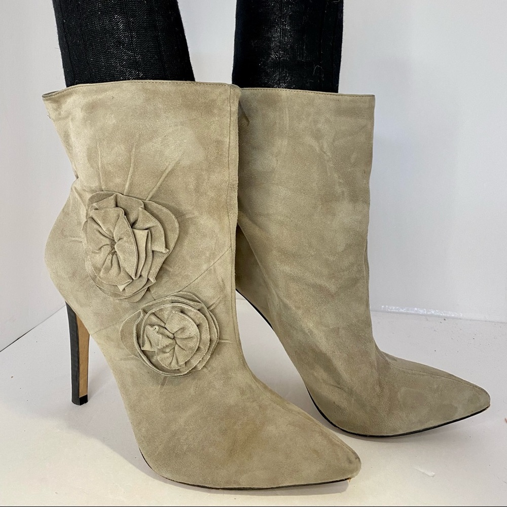Vince Camuto Raes suede rosette boots size 9